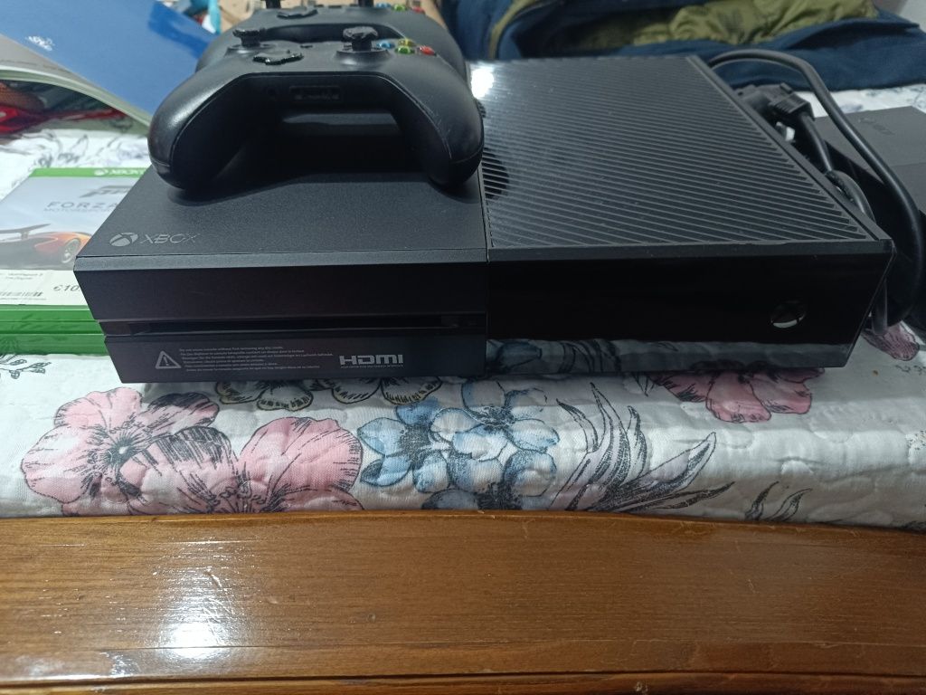 Xbox One com dois comandos