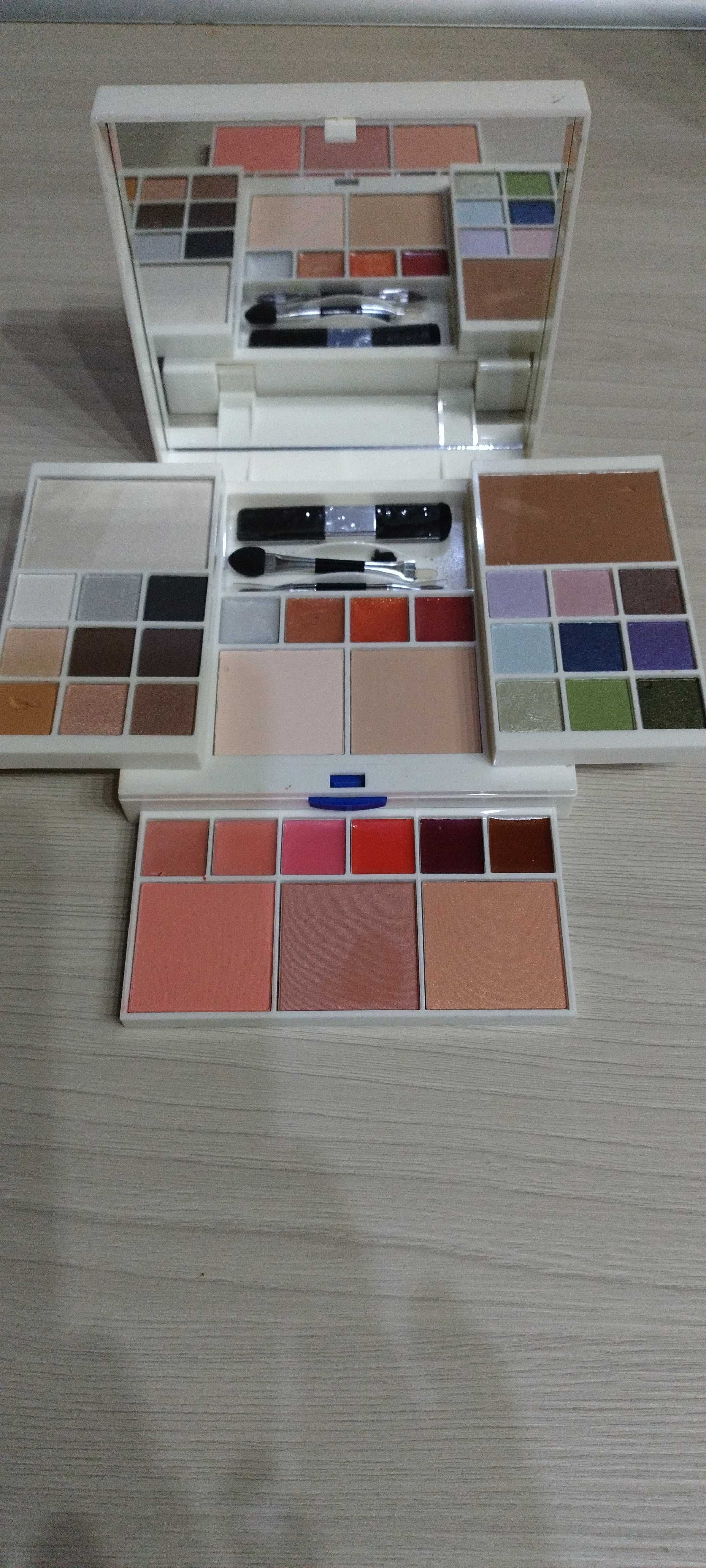 Paleta do makijażu.
