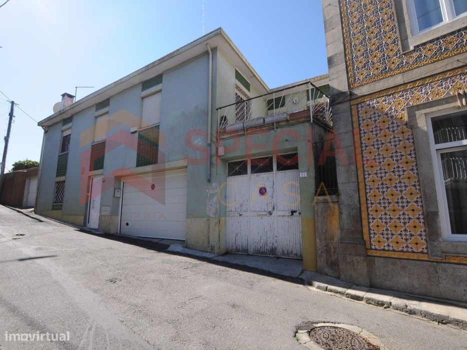 Moradia T6 de 3 frentes com armazém e terreno em Avintes