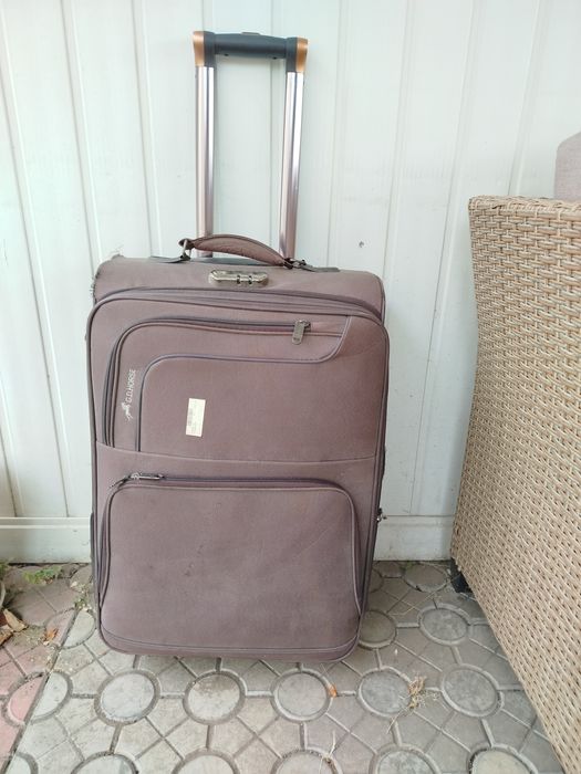 Чемодан дорожный