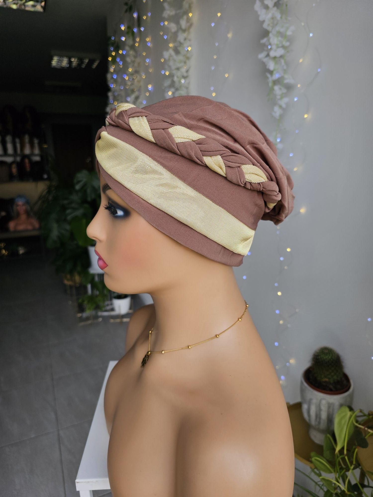 Ozdobny turban czapka chustka na głowę kawa że złotem Gabi