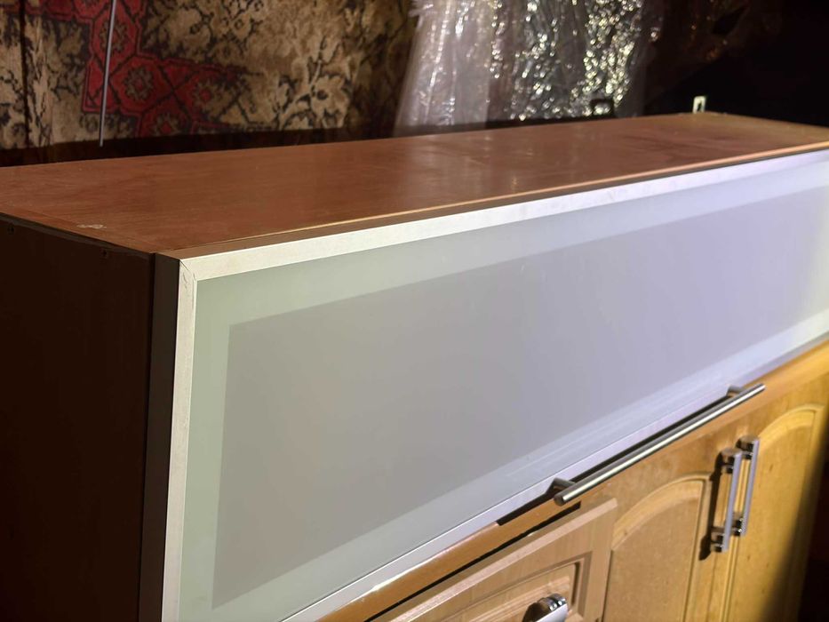 Szafki wiszace z frontami szklanymi