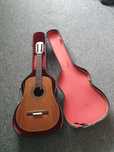 Stara gitara klasyczna - uszkodzona