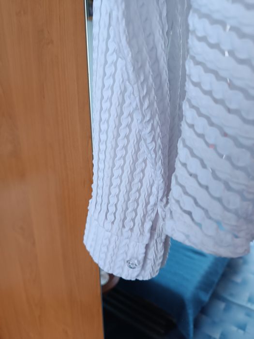 Sprzedam białą dziewczęcą bluzkę