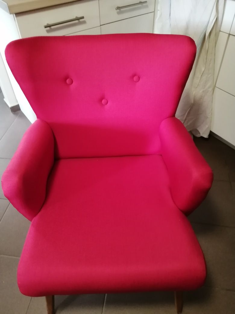 Piękny fotel uszak w kolorze maku.