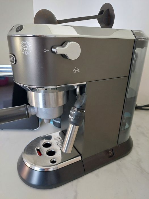 Máquina de café delonghi cinza escuro