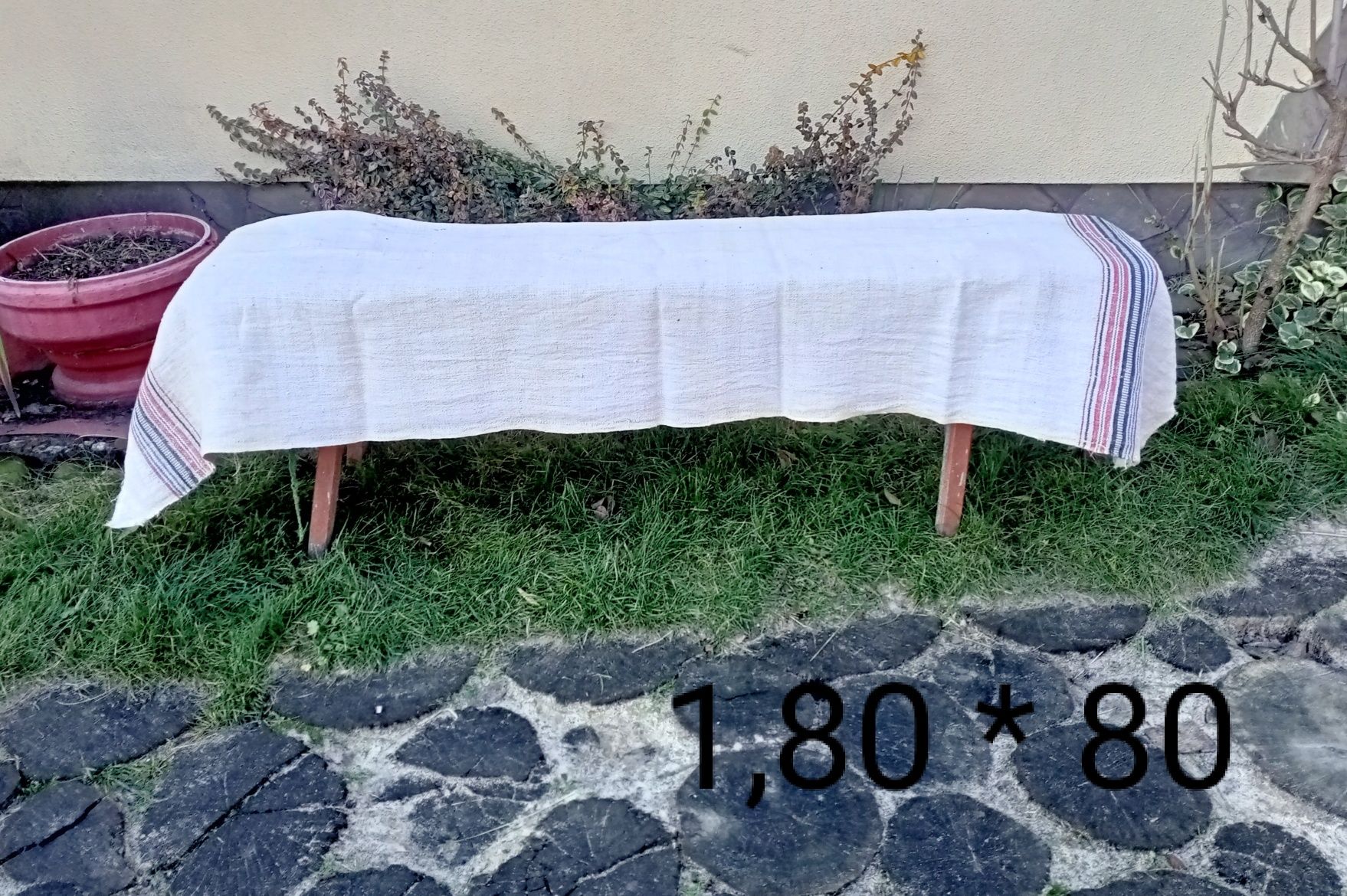 Ткане колишнє грубе рядно на лавку, стіл
