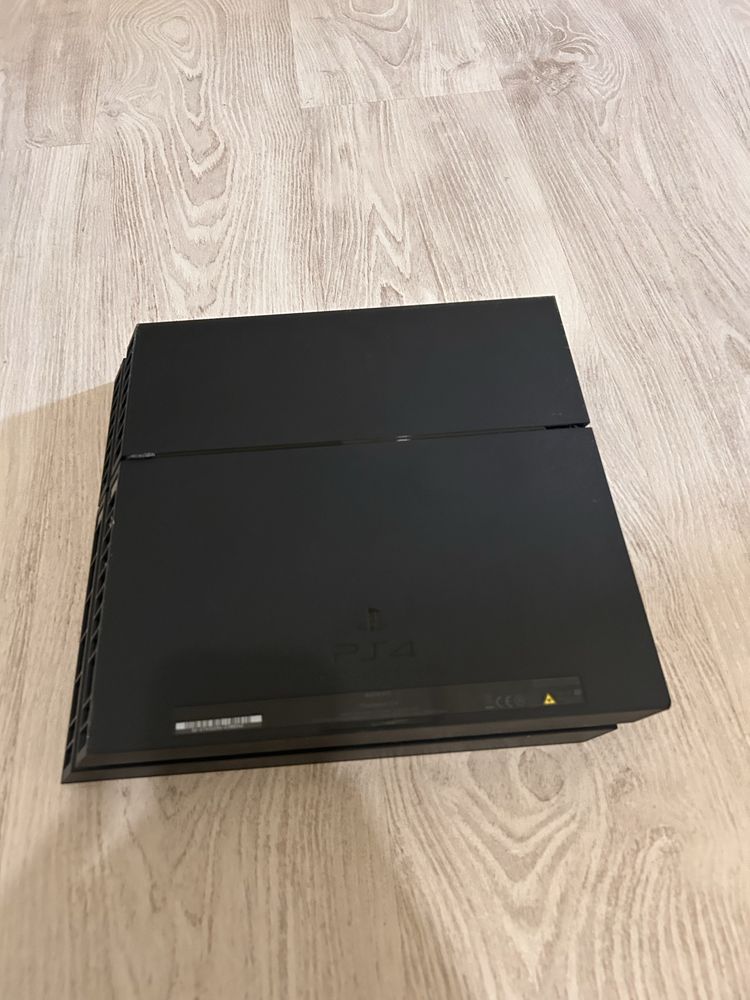 PS4 com cabos e como nova