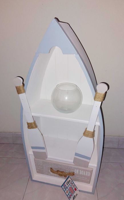 Estante em forma de barco