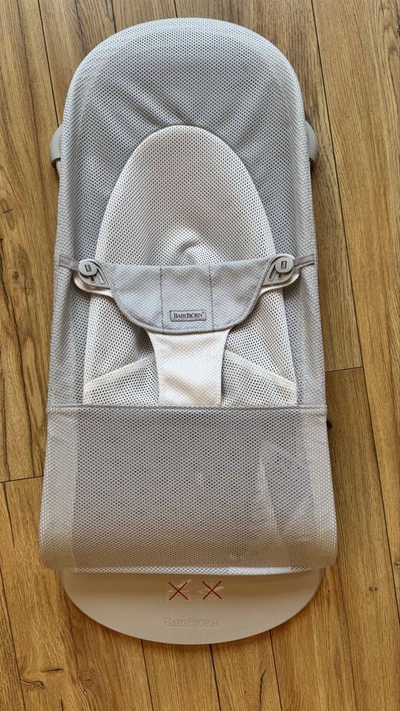 Leżaczek Bujak  BabyBjorn Balance Soft Mesh szary biały