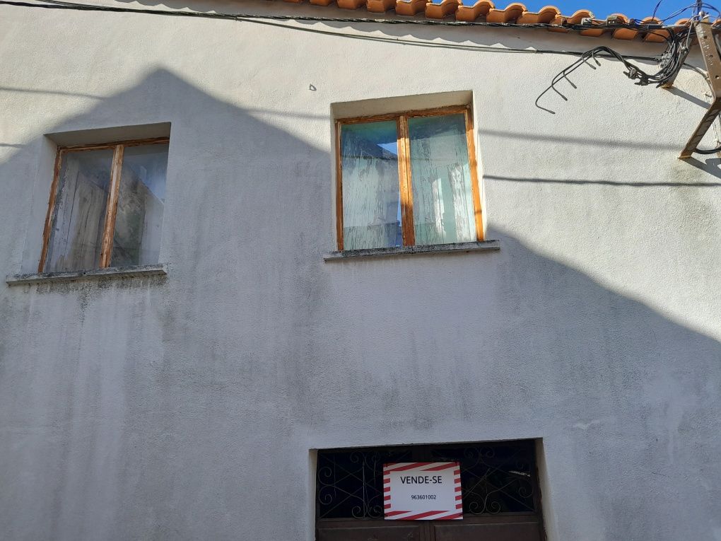 Moradia T2 para reconstrução em Ferro - Covilhã - Reservado