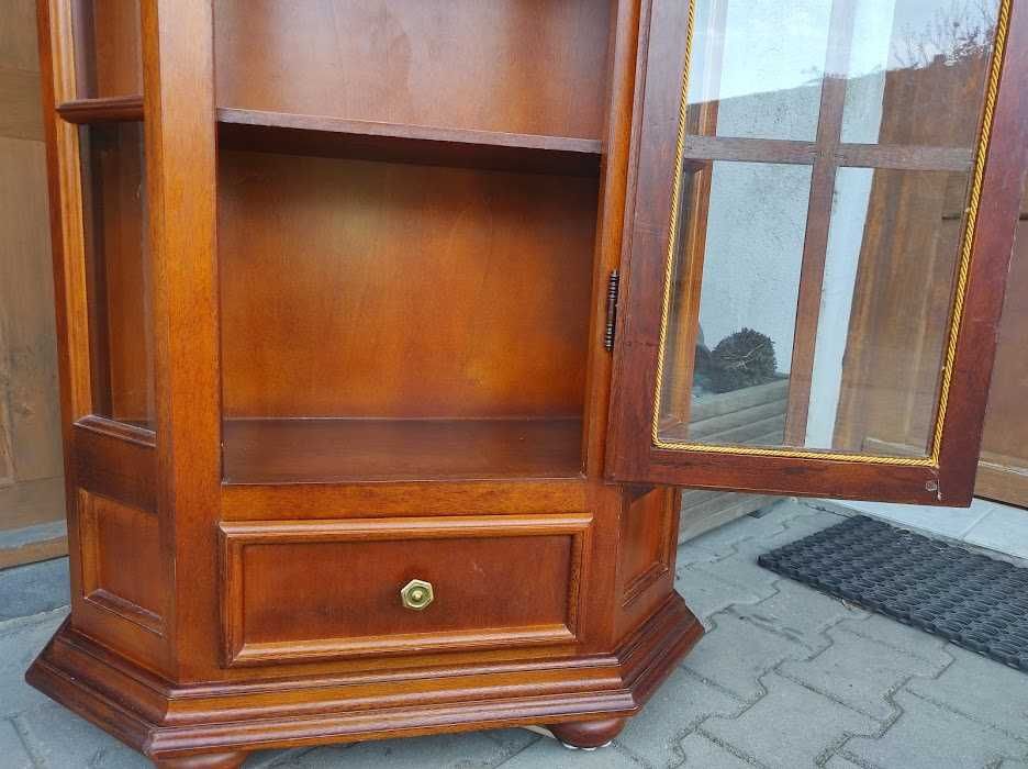 Bardzo ładna witryna biblioteczka  orzechowa  z szufladą