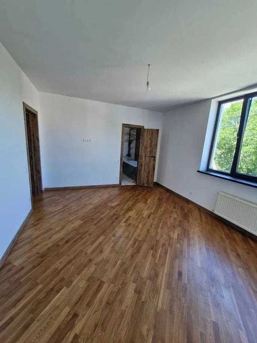 Продаж будинку на вул. Зубрицького