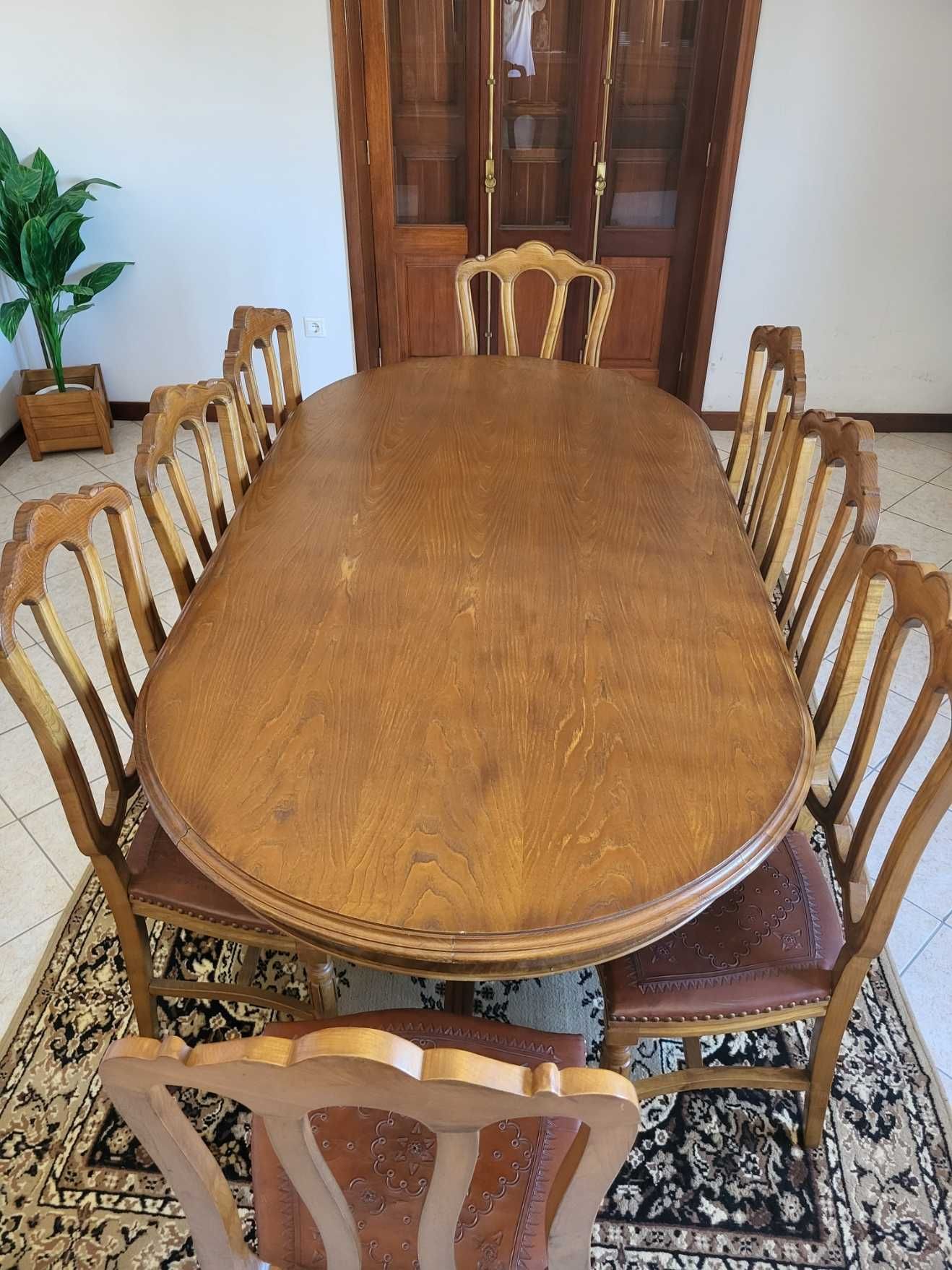 Conjunto de Mesa com Cadeiras