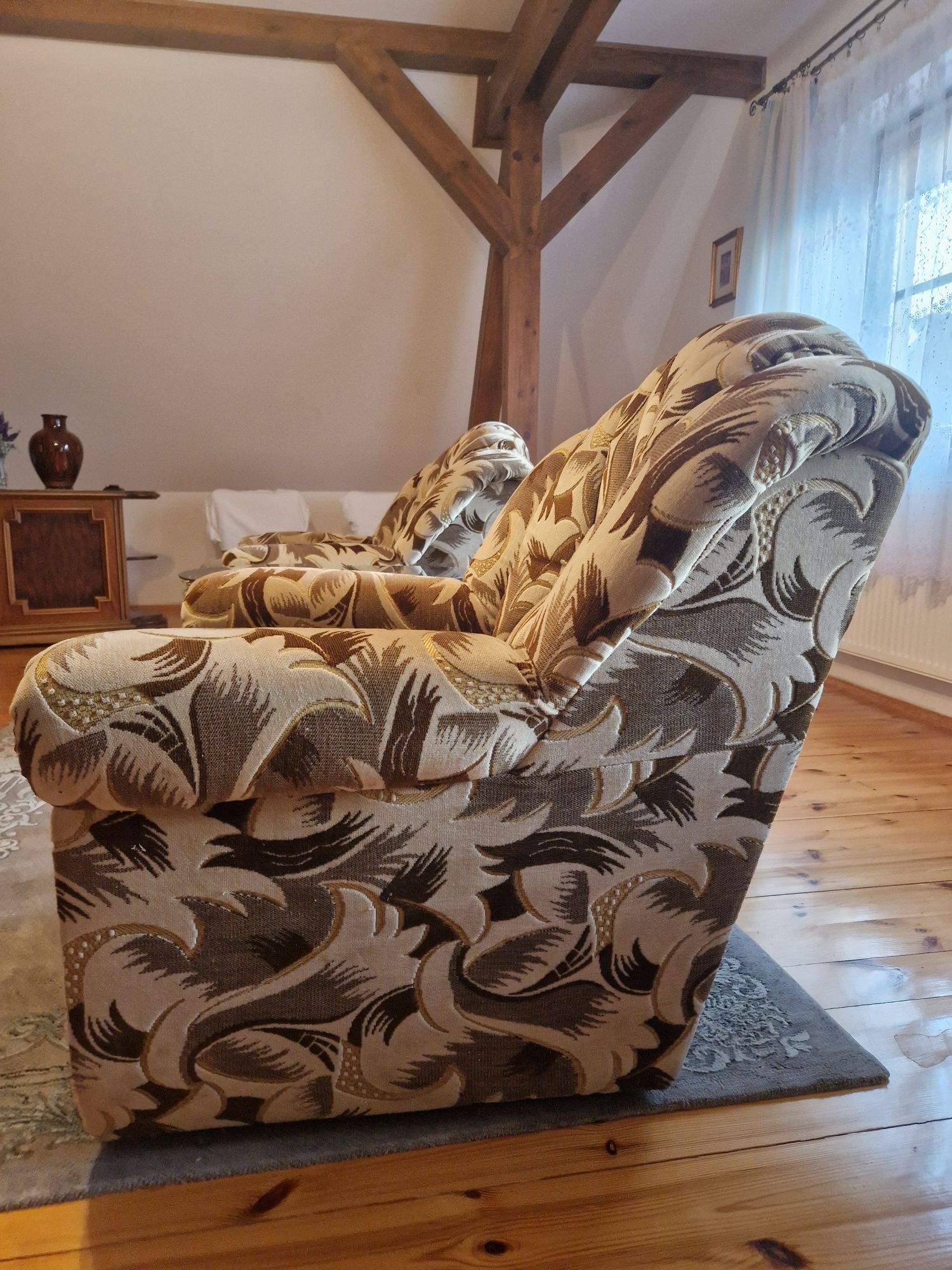 Fotel vintage z drewnianymi elementami