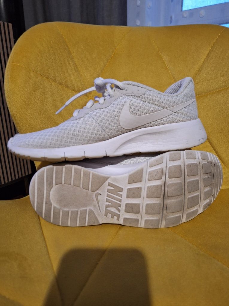 Buty nike tanjun białe 38 24cm wkładka b.d stan leciutkie do biegania