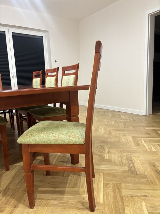 Meble do salonu stół z krzeslami, komoda, witryna