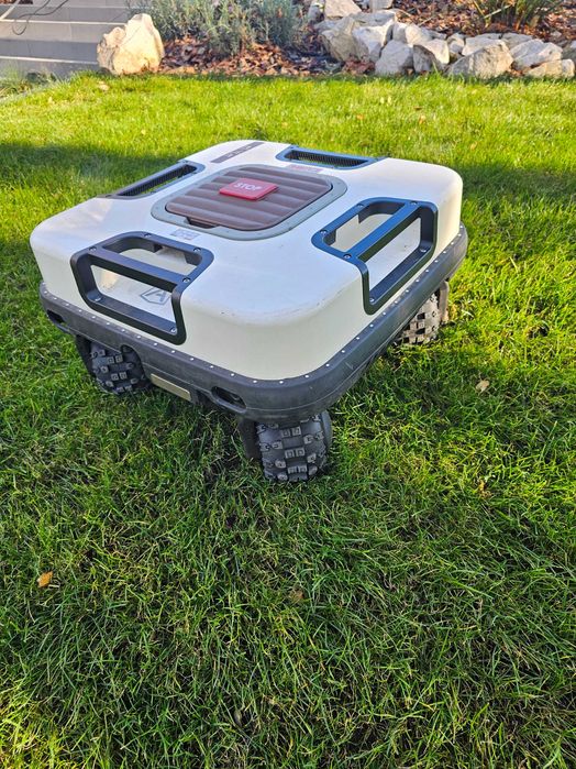 Ambrogio CUBE / QUAD nachylenia do 75%, napęd 4x4 GPS, RADARY, 3500m2