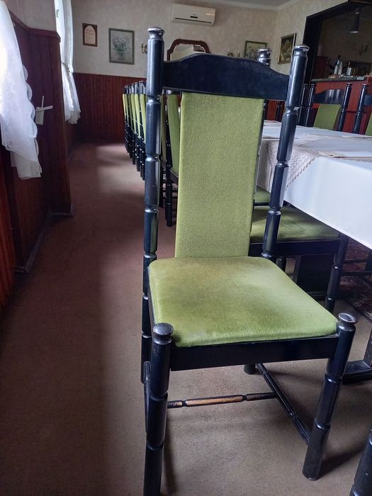 Krzesła drewniane, mocne,  tapicerowane do lokalu