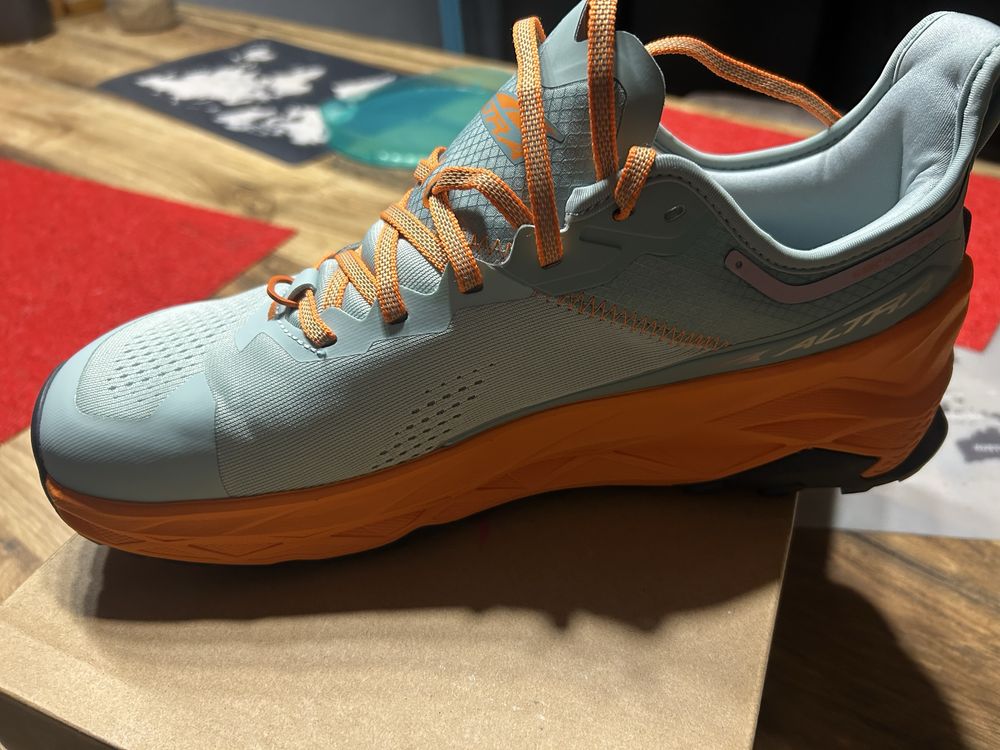 Продам кросівки Altra