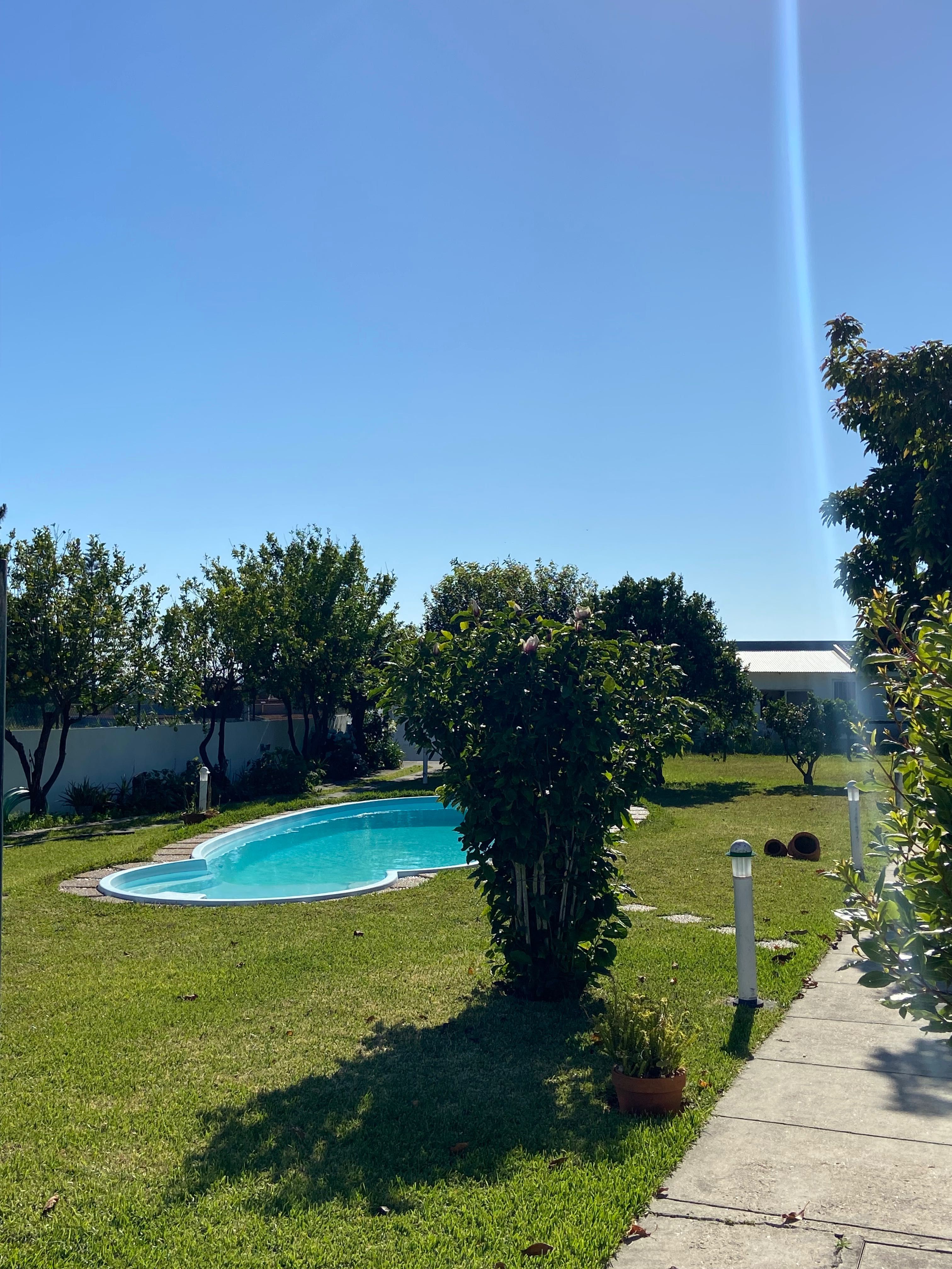 Espaço com piscina