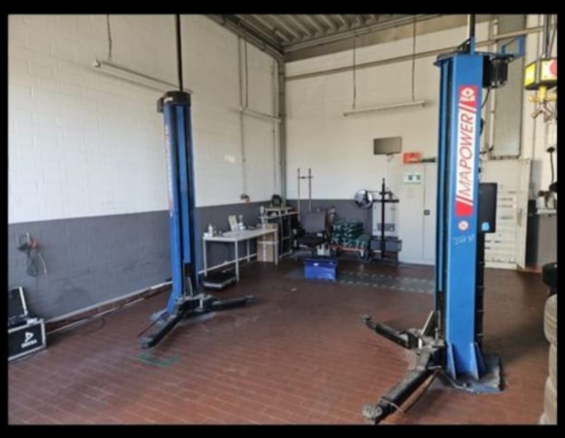 Podnośnik  dwukolumnowy  2500 kg