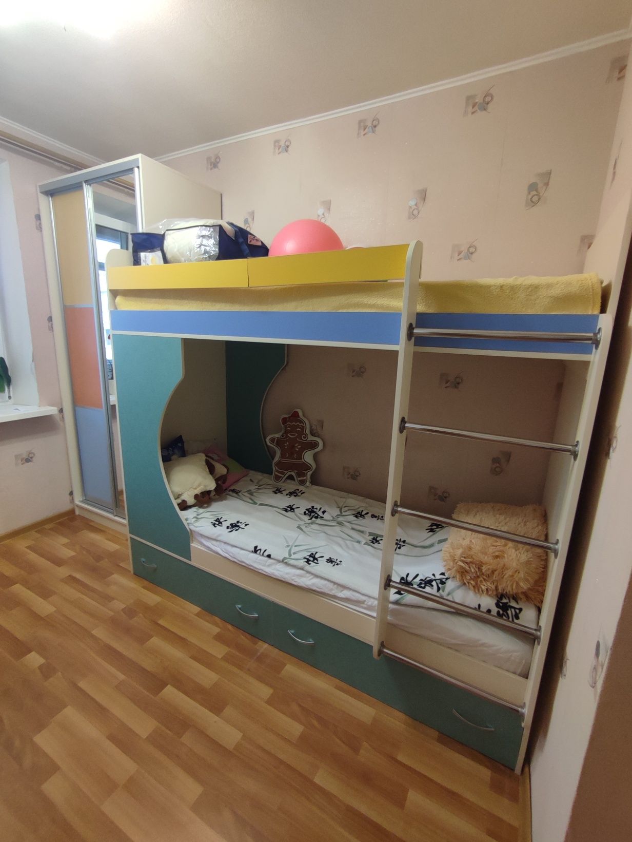 Дитячі меблі б/в (двоярусне ліжко,стіл,шафа-купе,пенал,тумба,полиці