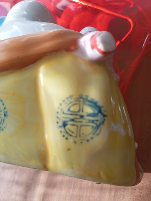 Buda de fertilidade em porcelana