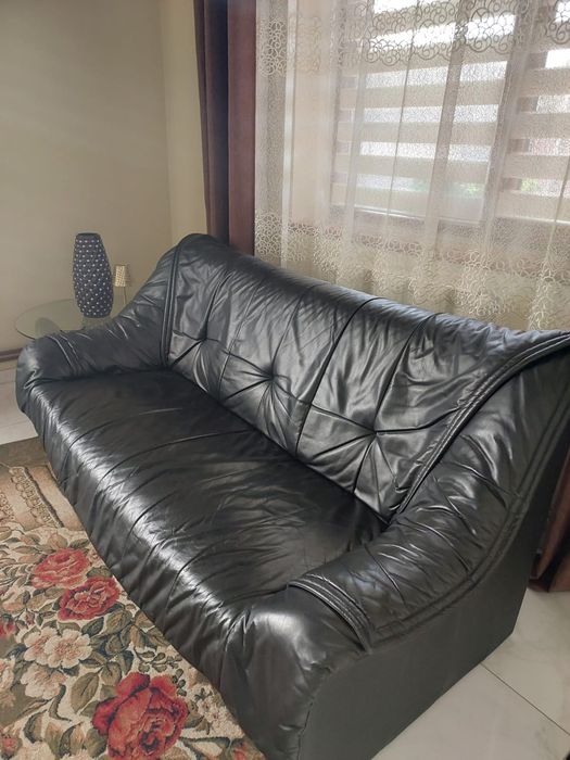 Шкіряний чорний диван