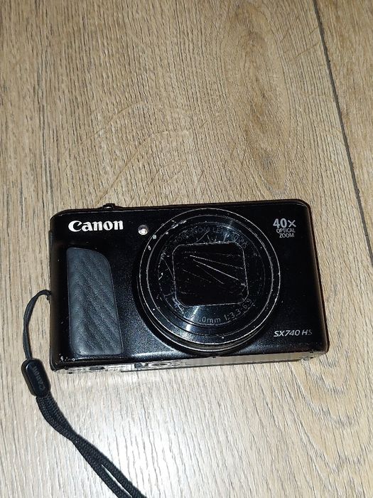 Canon SX740 HS..