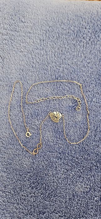 Celebrytka z motywem monstery i nieskończoności YES