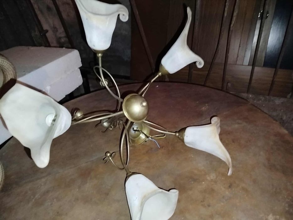 Stary żyrandol z PRL