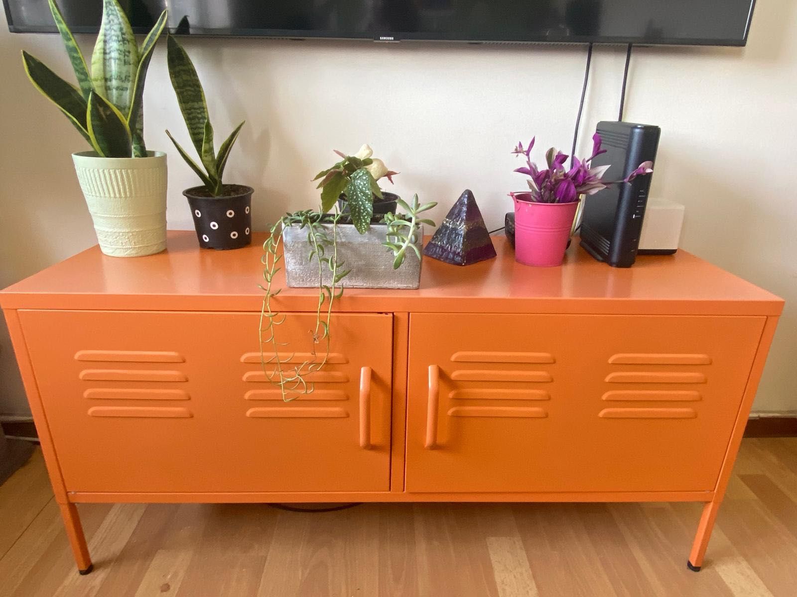 rack laranja com portas para organização