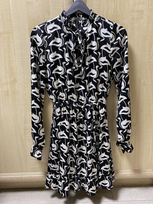 Сукня з принтом чорно-біла