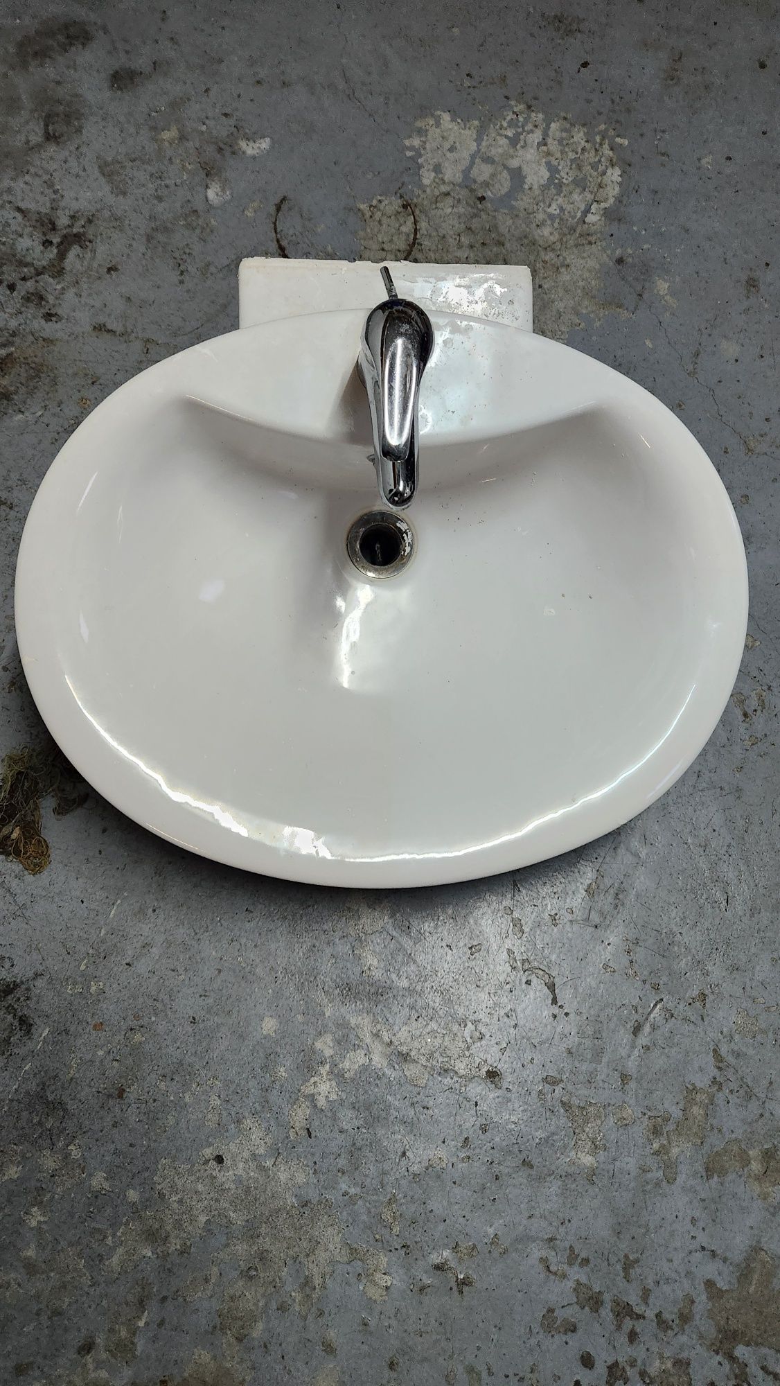 Lavatório para casa de banho branco com torneira misturadora