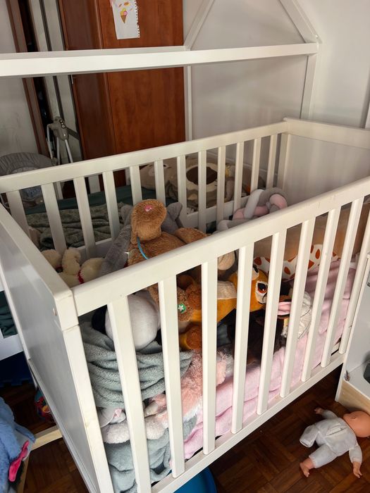 cama de grades com colchão ainda embalado