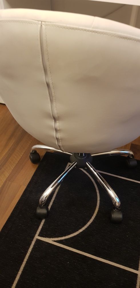 Biały fotel kubełkowy, obrotowy Kare Design