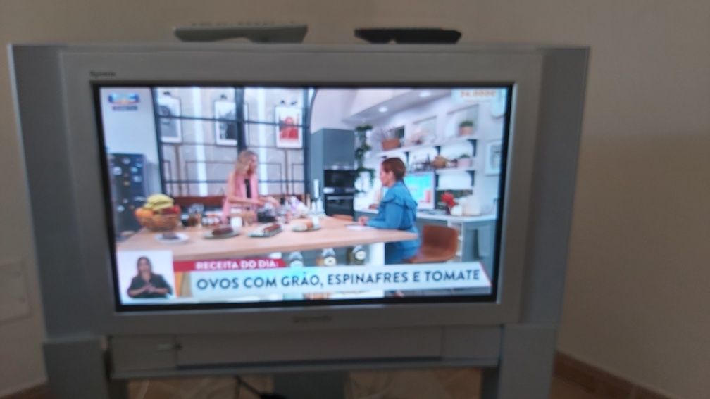 TV Panasonic com móvel ecrã plano 69"