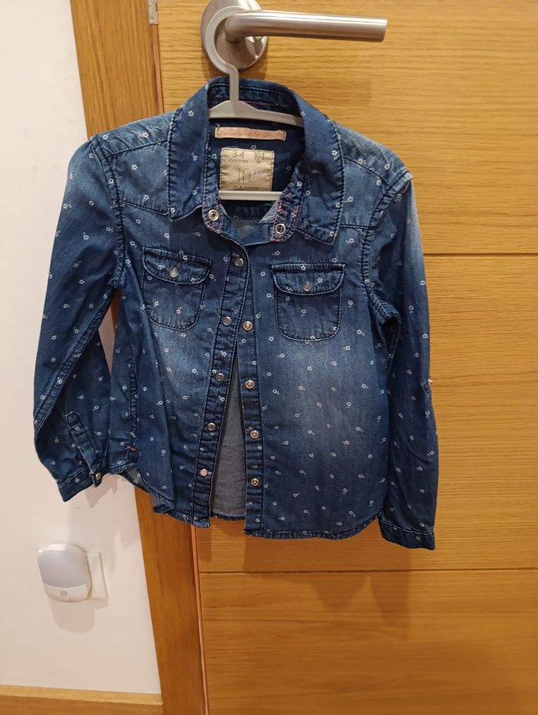 Camisa de ganga com flores