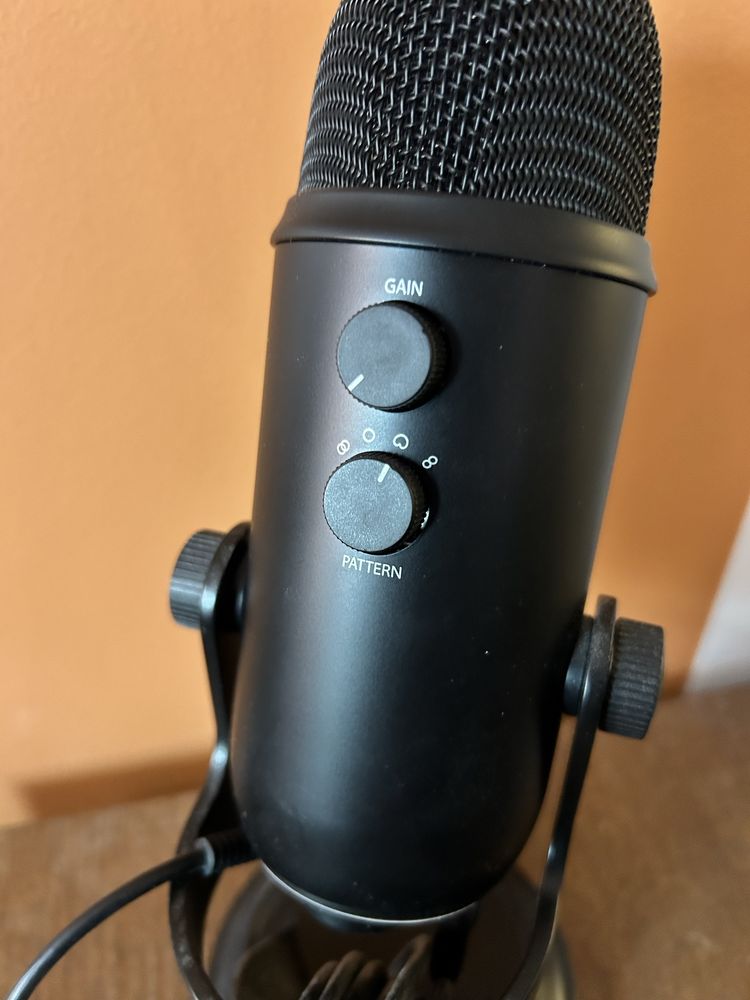 Blue Yeti Blackout z podstawą