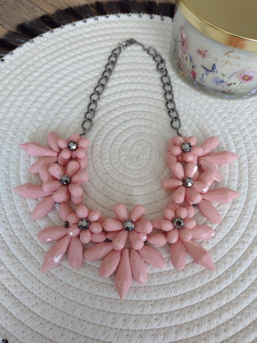 Piękna kolia bogato zdobiona