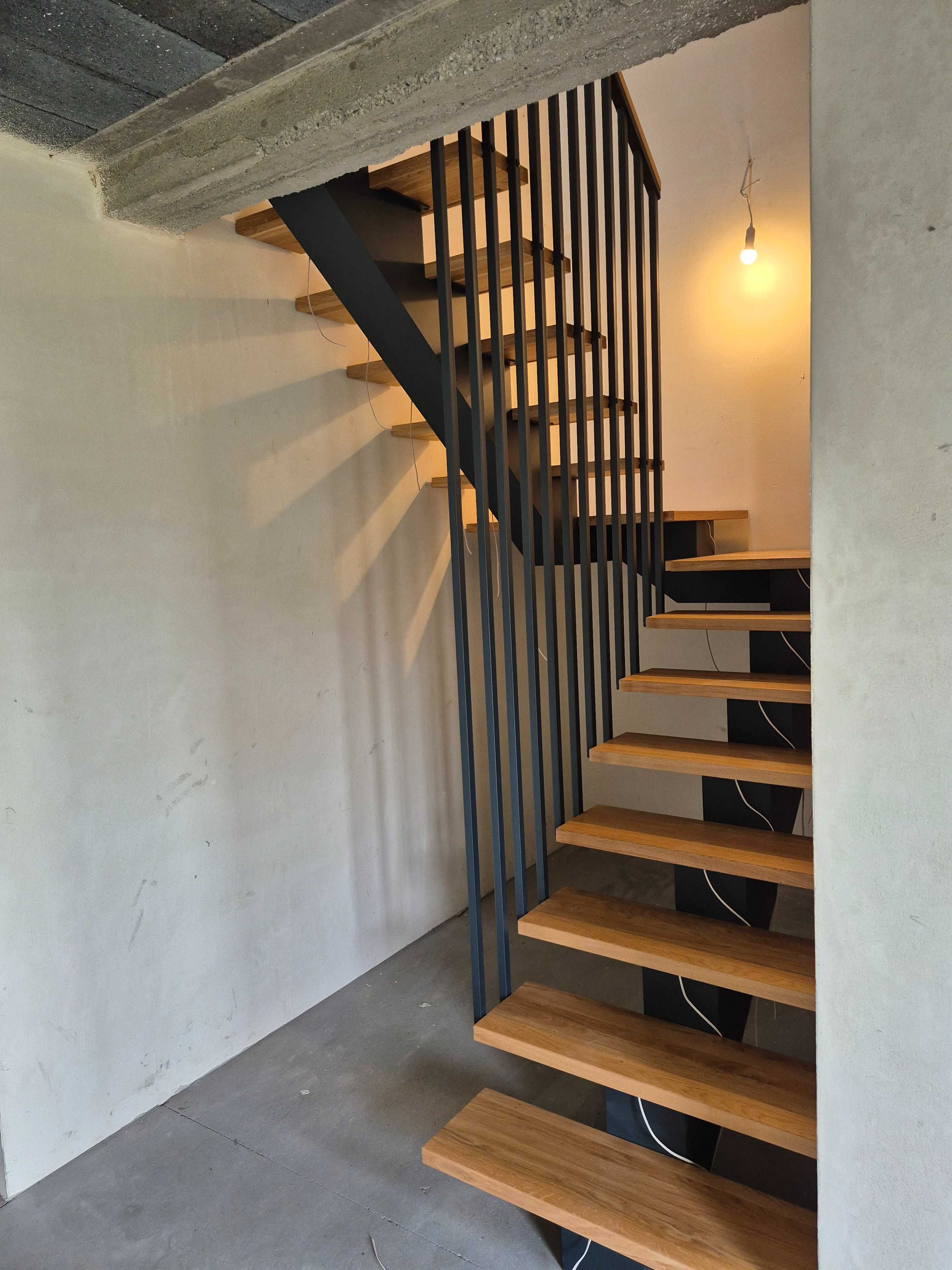 Schody wewnętrzne na konstrukcji metalowej ,balustrady