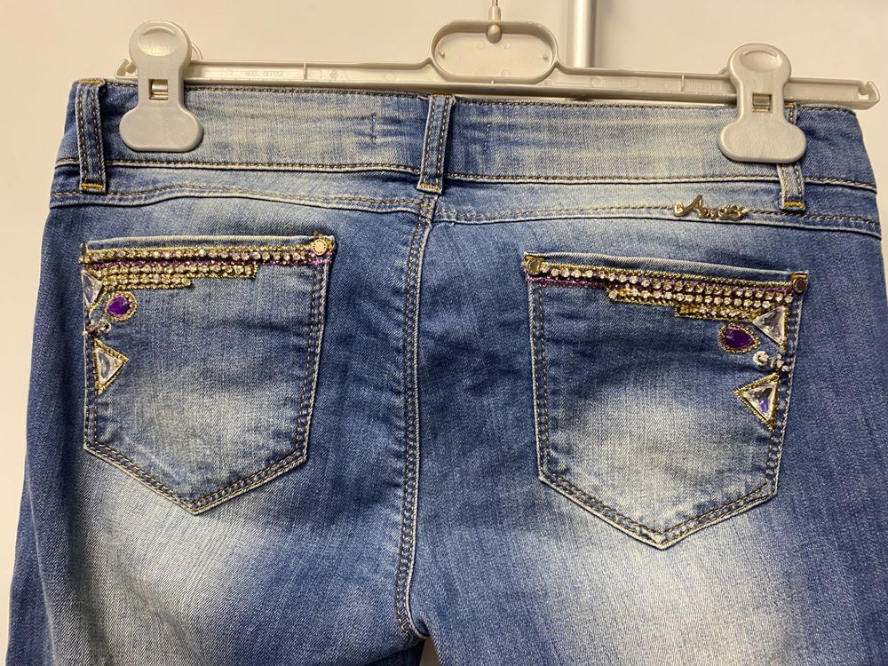 AMN jeansy rurki slim fit swarovski kamienie z przetarciami
