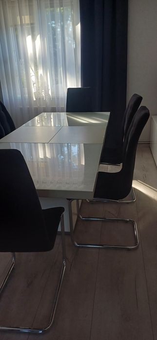 Krzesła oraz stół