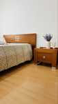 Quarto com casa de banho e cama de casal