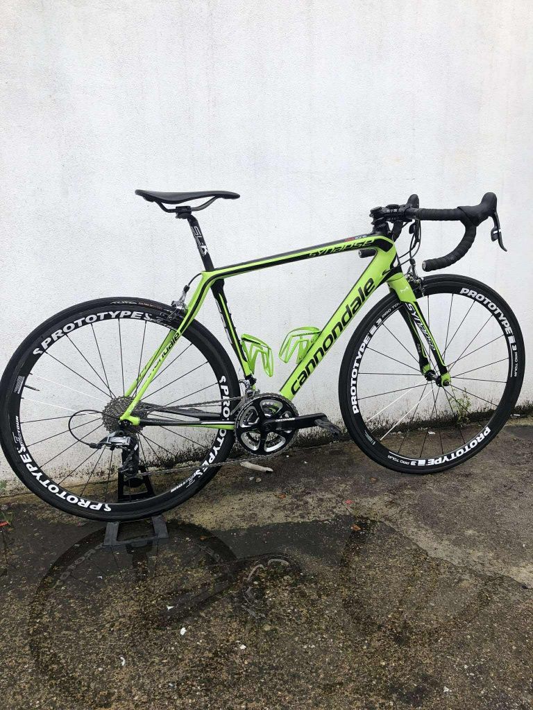 Bicicleta de estrada Cannondale com rodas em carbono