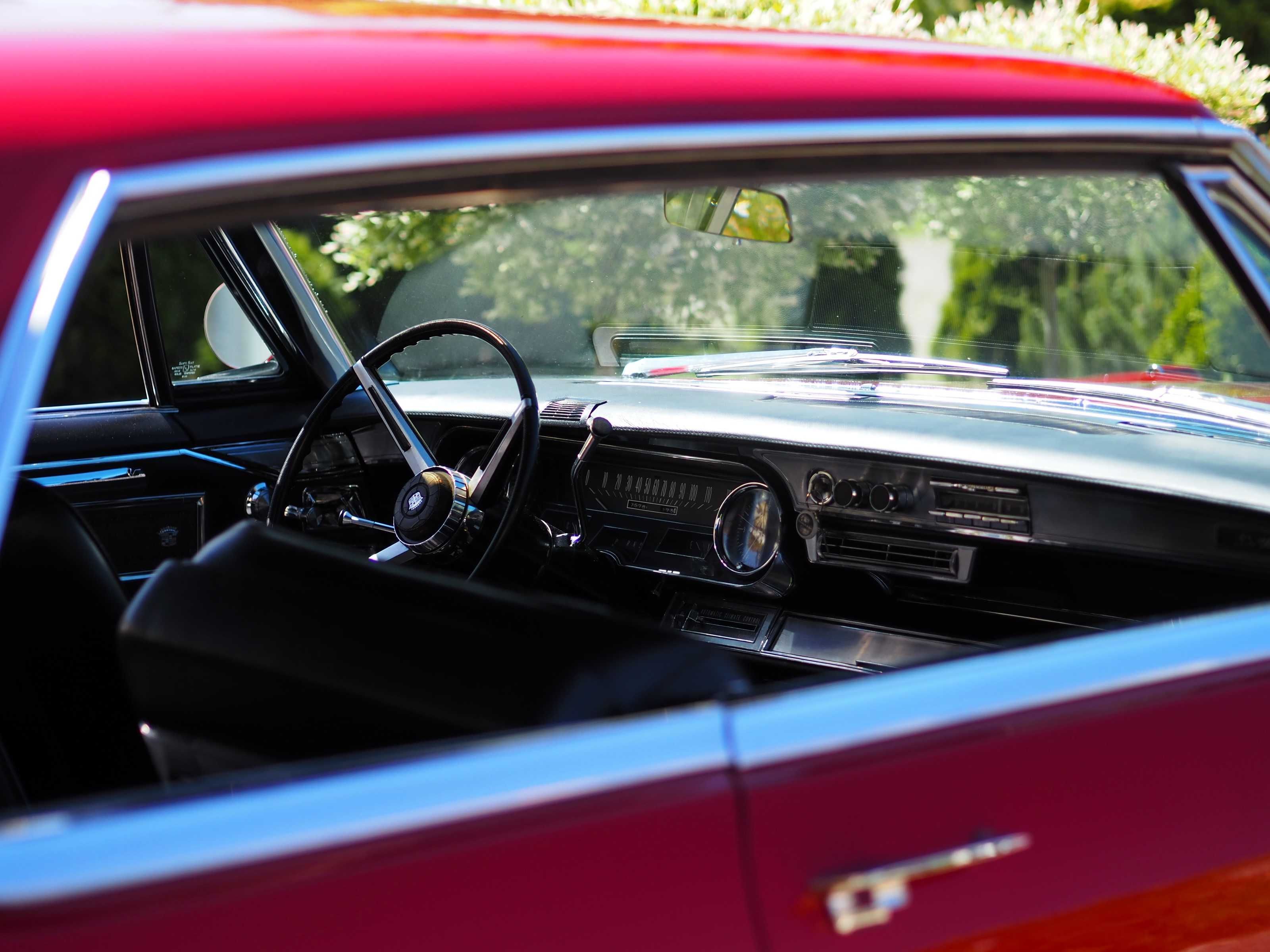 Wynajem przepięknego Cadillaca 1966 De Ville Coupe z szoferem