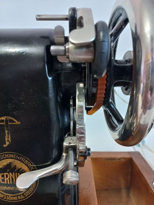 Швейная машинка Bernina KL105.