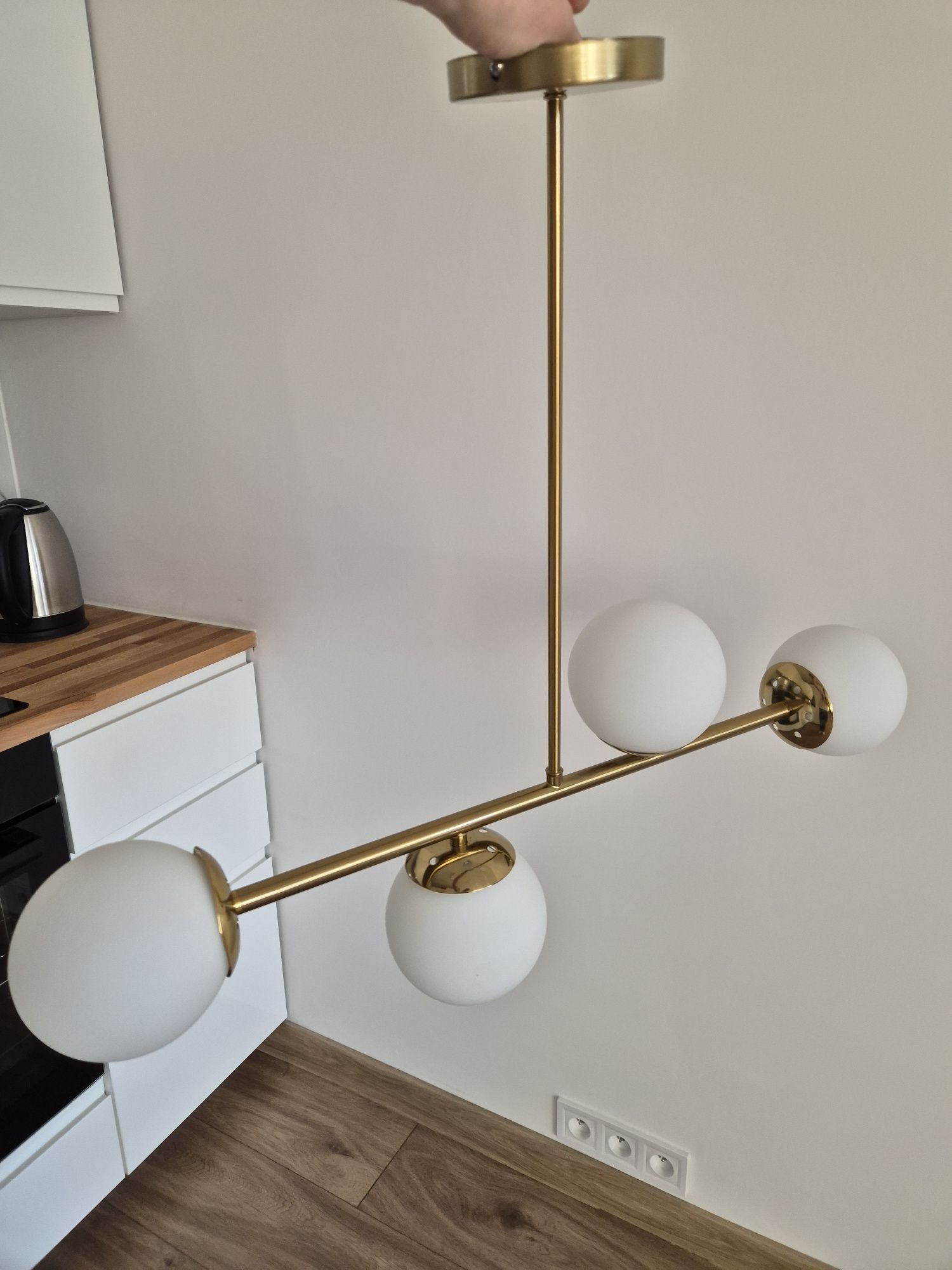 Lampa złota z białymi kloszami do pokoju, kuchni