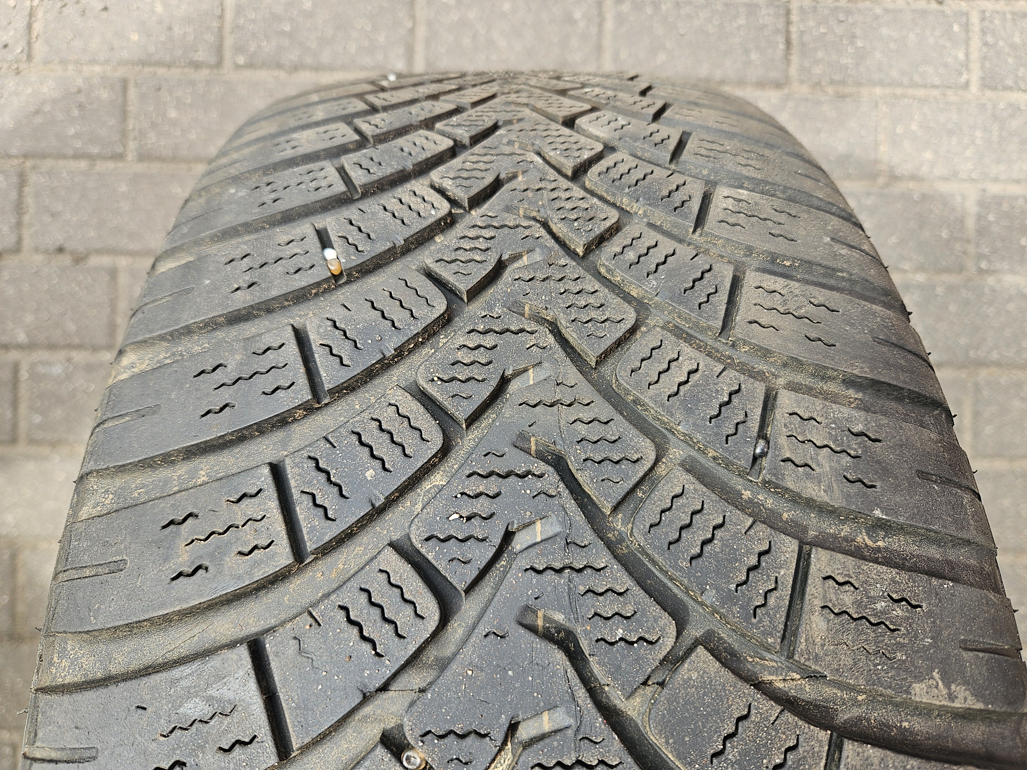 4x 225/55R16 95H Falken EuroWinter HS01 / 2x 7,5mm + 2x 5mm [745K4]